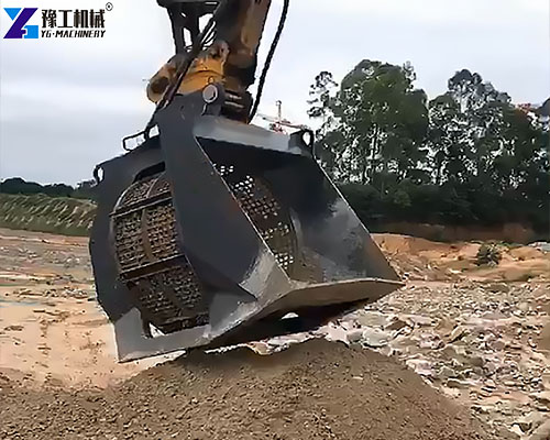 mini excavator screening bucket working